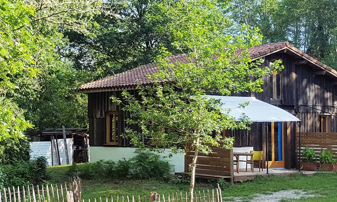 Castets House | pretty charming outbuilding on the edge of a private lake