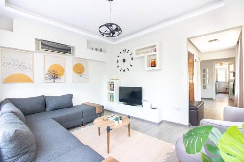 Rasimpasa Apartment | Pretty Corner Flat with Abundant Light in Kadikoy