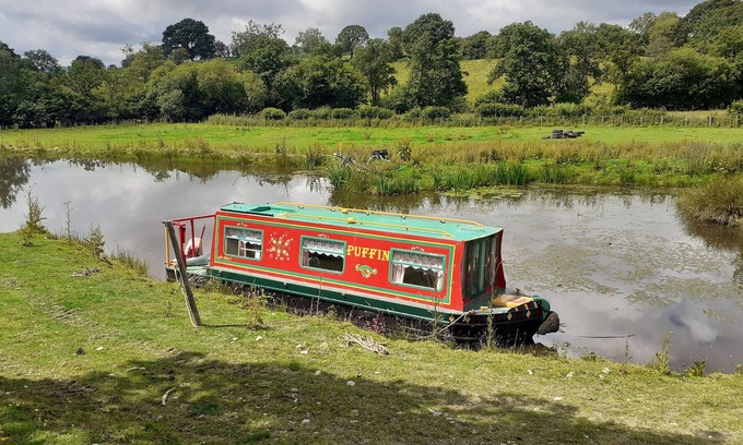 Rhayader House | Pretty & cosy boat in stunning valley view, Wales