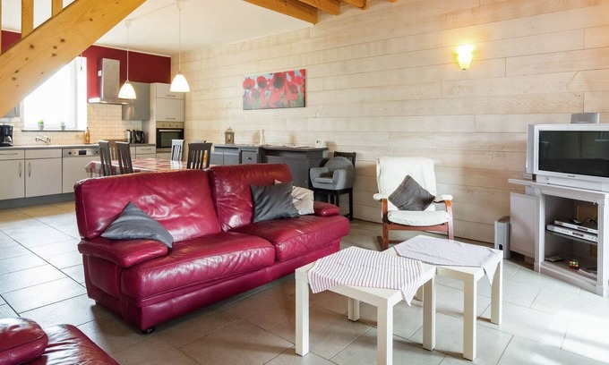 Gimnee Cottage | Pretty Cottage in Gimnee with Garden