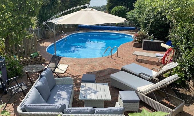 Warfield House | Pretty, Country House and annex, 5 bedrooms for 10 people with Pool in 6 Acres