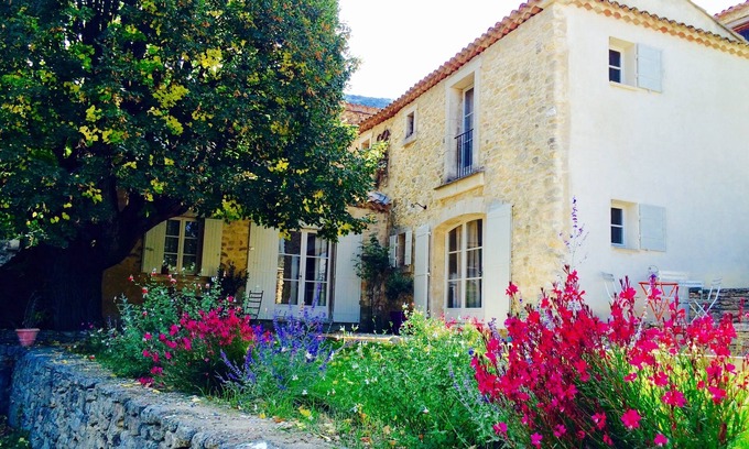 Castellet House | Pretty country house at the foot of the Luberon in Castellet.