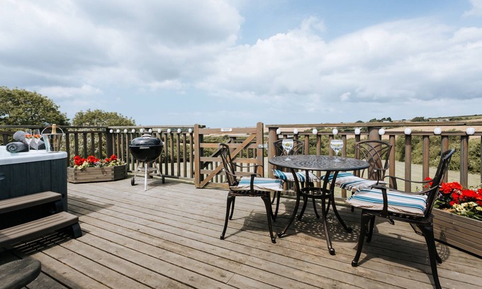 Newquay Cottage | Pretty dog-friendly barn w/hot tub & country views