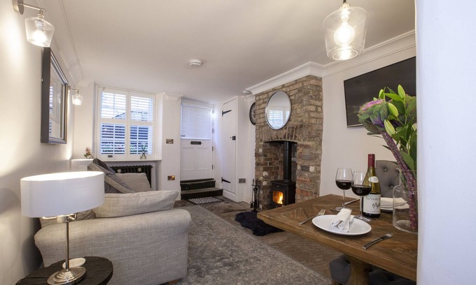 Richmond Apartment | Pretty dog friendly cottage for two in the heart of the Georgian town of Richmond, North Yorkshire