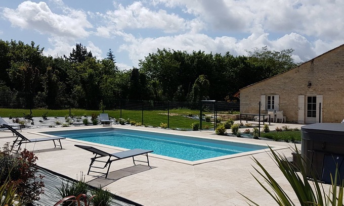 Thenac House | Pretty dovecote in the countryside