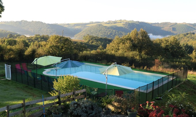 Pampelonne Cottage | Pretty family gite with shared pool