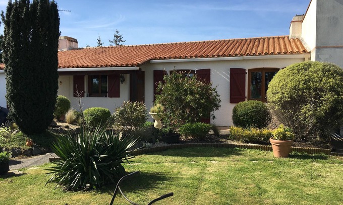 Olonne-sur-Mer House | Pretty family home near sea, forest and marsh