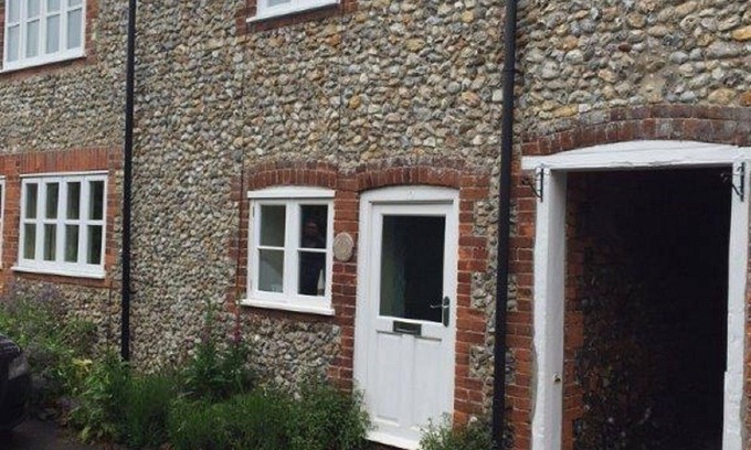 Little Walsingham Cottage | Pretty flint cottage in tranquil setting close to coast and Walsingham shrines