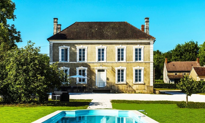 Etais-la-Sauvin House | Pretty house 15 pers heated swimming pool covered private calm