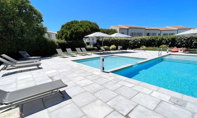 Ars-en-Re House | Pretty house in residence - yard - pool - parking