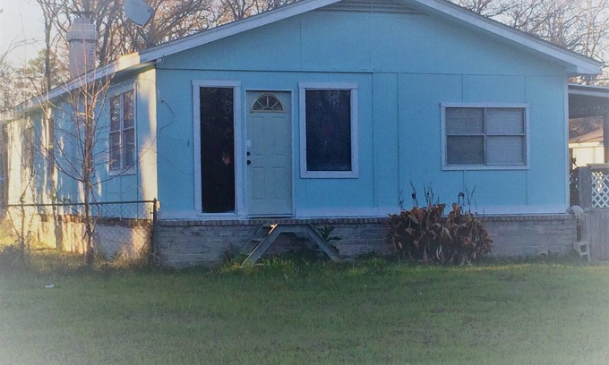 West Livingston House | Pretty Lakehouse for a Great, Inexpensive Getaway!