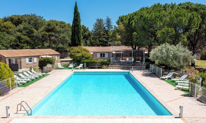 La Roque-sur-Pernes Condo | Pretty little house in a tourist residence