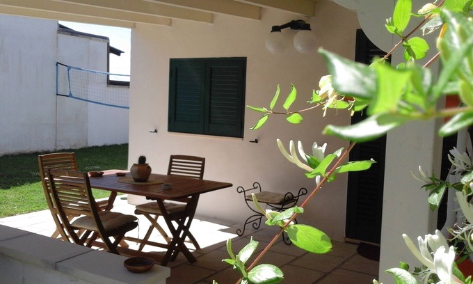 Porto Badisco House | Pretty little house by the sea surrounded by greenery in the center of Porto Badisco.