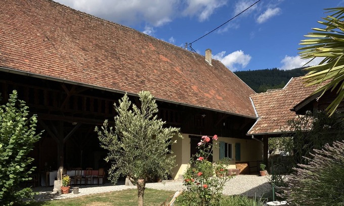 Muhlbach-sur-Munster House | Pretty outbuilding with private garden