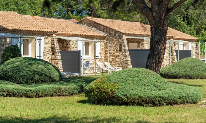 La Roque-sur-Pernes Condo | Pretty provençal house