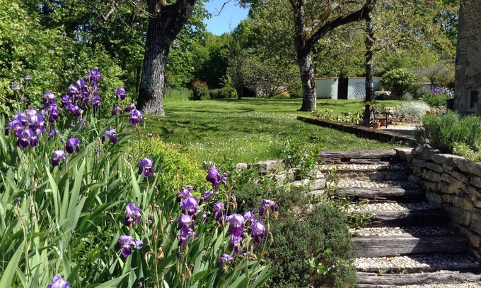 Leguillac-de-Cercles Cottage | Pretty Stone Cottage with pool in Perigord Vert near Brantôme