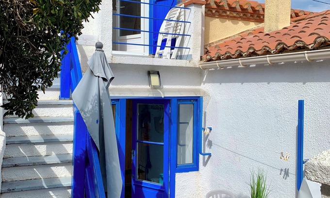 La Jetee House | Pretty "TinyHouse" beach cottage with outdoor area and secure parking