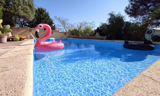 Tavel Villa | Pretty villa near Avignon and the Pont du Gard with a view of the village of Tavel