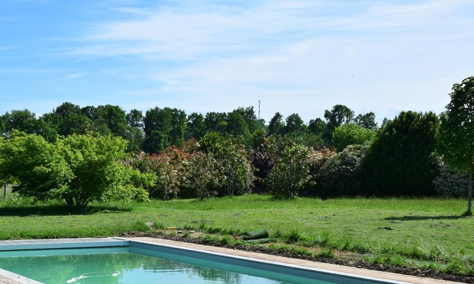 Artigueloutan House | Pretty villa with a large swimming pool in lush greenery