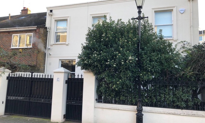 Little Venice House | Pretty white stucco detached house in the heart of Little Venice