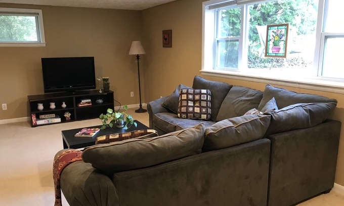 Falls Church Apartment | Price Drop!Minutes from DC!Huge, new reno’d apartment. Walk to shops, eateries!