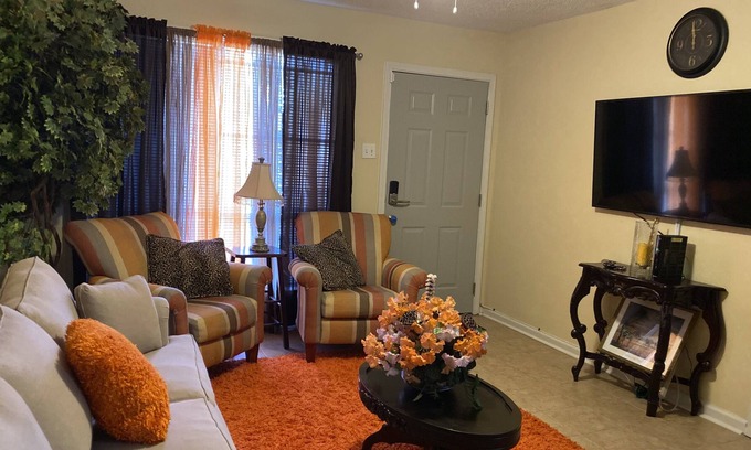 Whitehaven House | Price is right! Cute! & Cozy! 10 min from downtown Beale Street & Gra￼celand.