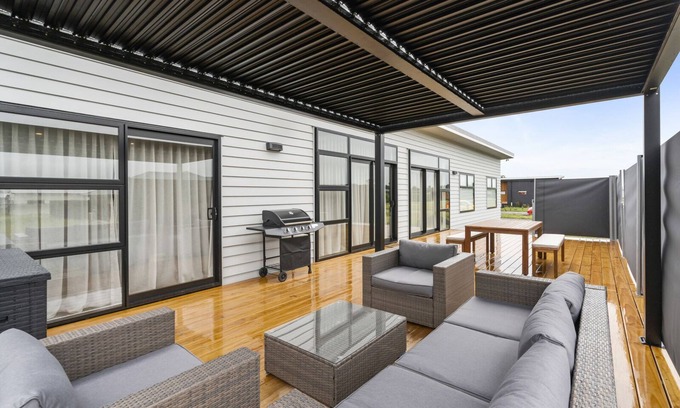 Martinborough House | Pride of Pinot - Martinborough Holiday Home