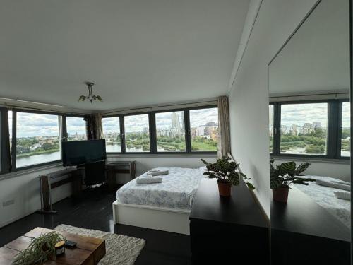 Woodberry Down House | Primary room with panoramic lake view