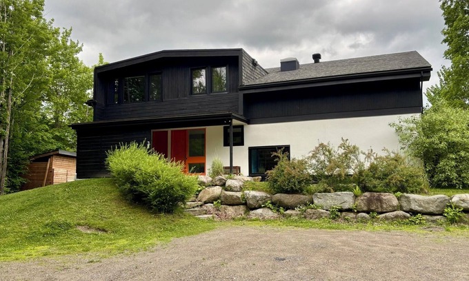 Brome-Missisquoi Regional County Municipality House | Primavesi Estate · Alpine Oasis: Scenic Trails & Unrivaled Views
