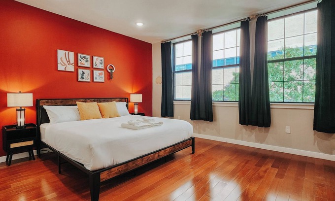 Washington Square West Apartment | Prime/2 King Beds/65" TV/Jefferson Hospital