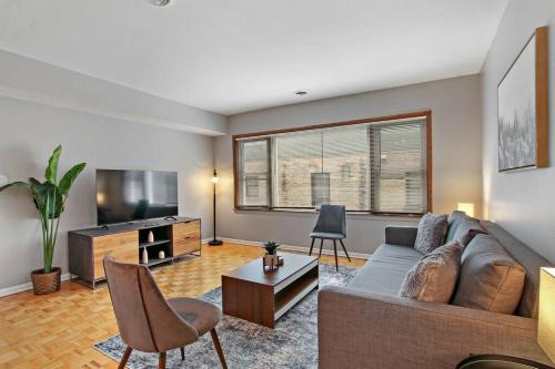 Evanston Apartment | Prime 2BR Chicago Apartment - Church 304
