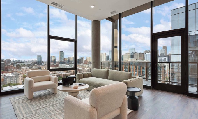 West Loop Apartment | Prime 4BR Penthouse w/ Skyline Views for Families