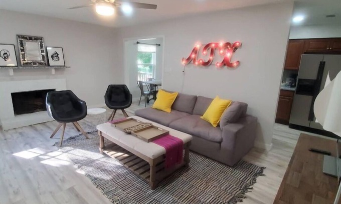 Parker Lane House | Prime Central Austin Getaway: Style & Convenience