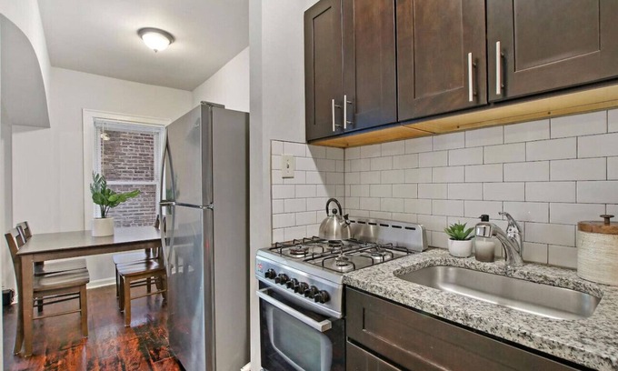Rogers Park Apartment | Prime Chicago Studio | Cozy, Clean & Connected