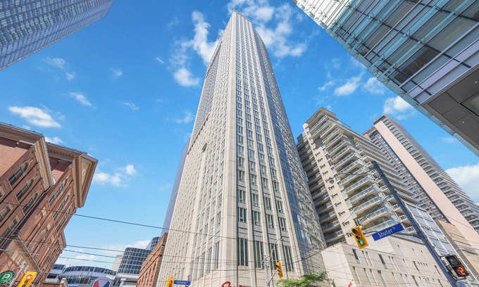 Financial District Condo | Prime Downtown Condo | Park for Free+Walk to All Attractions