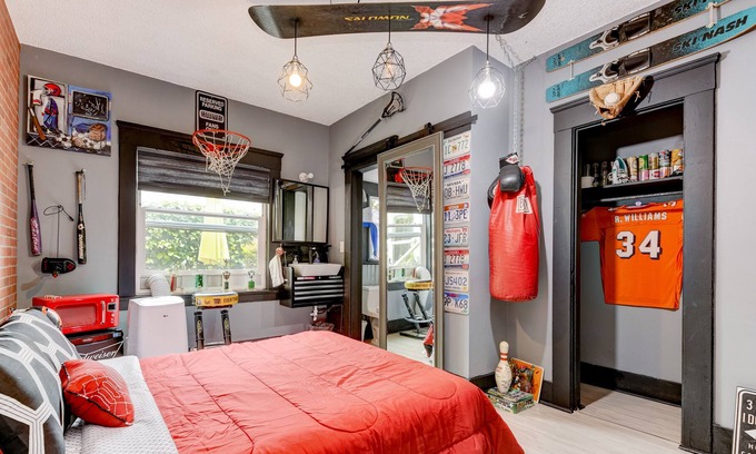 Cortez Hill Apartment | @Prime Downtown Location ~ THE Unique MAN CAVE!