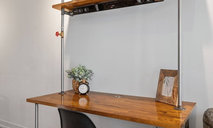 Fashion District Apartment | Prime Downtown Location | Lux King West 1 BD Unit | Near TTC, Cafes, Restaurants