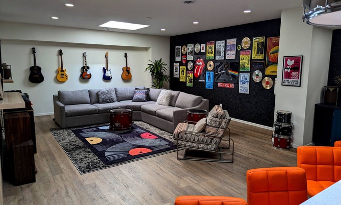 Saint Peter Apartment | Prime Downtown Music Lovers Experience! Nostalgic Mid-Mod In Historic St Peter
