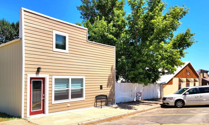 Whitewood House | Prime Family Retreat W/ Private Fenced Shaded Yard, BBQ-Peaceful & Relaxing