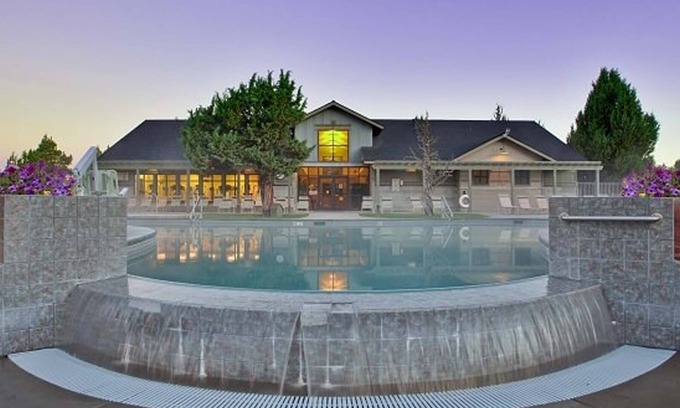 Redmond House | Prime Holiday Week Available and Starfest Holiday Lights!