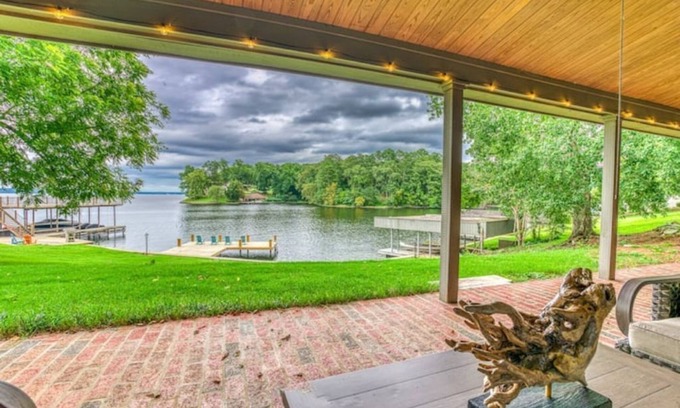 Florence House | Prime Lakeside Gem: Grassy Knoll, Spacious, Quaintn