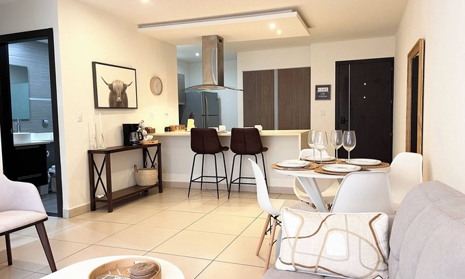 Santa Ana Apartment | Prime Location 2 BDR Apt, Pool, GYM, ground floor, Walkable to Everything