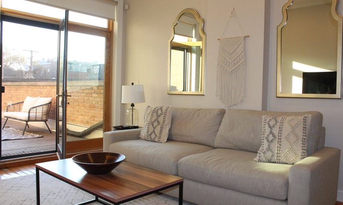 Wicker Park Apartment | Prime Location! 3-bedroom apartment, plus OFFICE Den in vibrant Wicker Park
