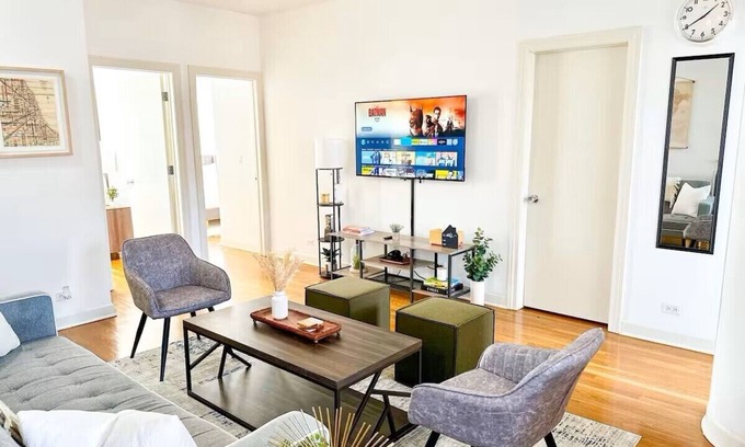 Hyde Park Apartment | Prime Location! 3BRGem near University of Chicago