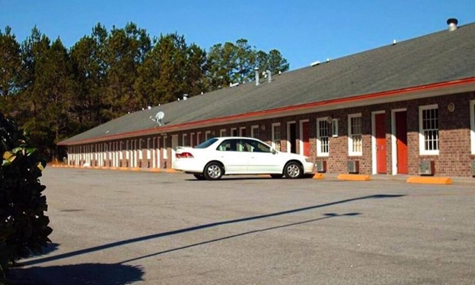 Ridgeland Hotel | Prime Location! 4 Convenient Units, Free Parking, Near Harold Turpin Park