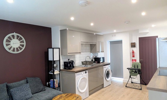 Derby House | Prime Location 5 Bed En-suite 6 Bathrooms in Derby Sleeps up to 10 People.