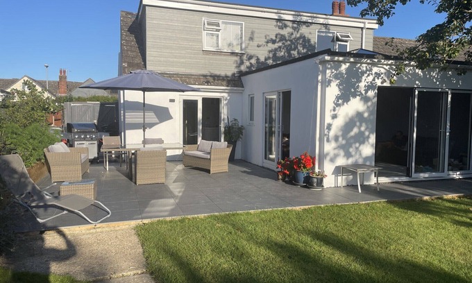 Highcliffe-on-Sea House | Prime location by the beach and New Forest 4 bedroom, 3 bathrooms