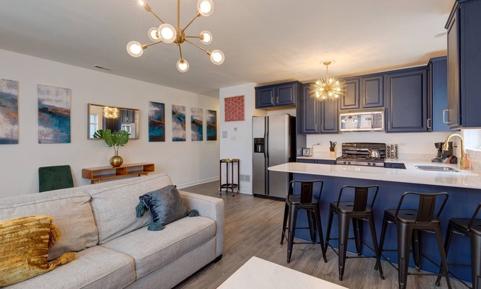 Tri-Taylor Apartment | Prime Location - Close to Public Transit, Little Italy, the Medical District and UIC by AllSet Turnover