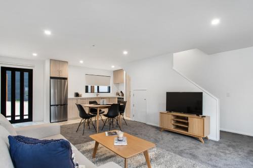 Addington Apartment | Prime Location Cosy Warm Free Off Street Park