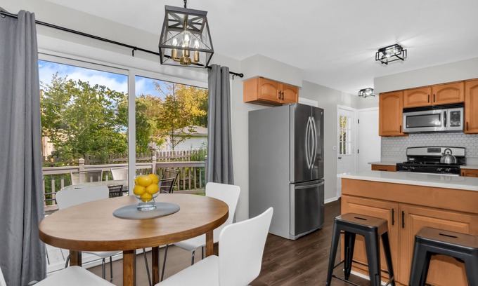 Schaumburg House | Prime Location, Cozy & Spacious home in Schaumburg
